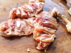 准备一把厨房剪，剔出鸡骨头，这是只做给最爱的人吃的菜，吃起来很省事。