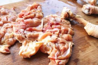 剔好的鸡腿，要把肉用刀子分割一下，不切到皮，这样可以避免煎制时候变形不平整。