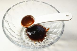 调配照烧汁，加一勺勺蚝油。