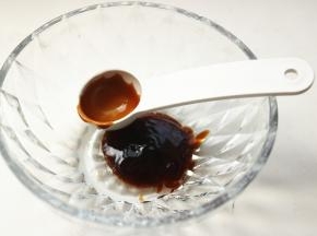 调配照烧汁，加一勺勺蚝油。