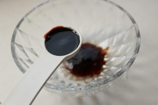 加一勺老抽一勺生抽。