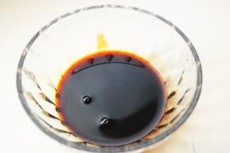 再加适量水，调匀待用。