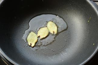 炒锅放一点点油，放入姜片，煎炒一会，姜片表面变抽抽，并且能闻到姜味。