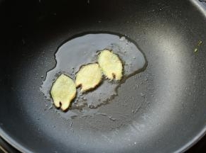 炒锅放一点点油，放入姜片，煎炒一会，姜片表面变抽抽，并且能闻到姜味。