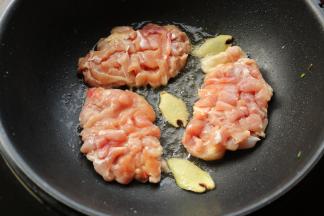 鸡皮向下，放入鸡腿开始煎。