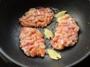 鸡皮向下，放入鸡腿开始煎。