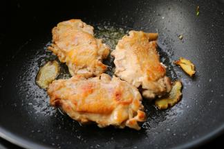 翻面再煎一会。