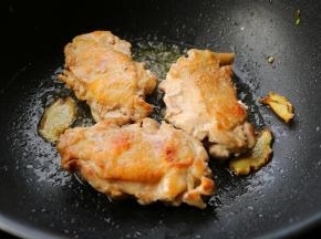 翻面再煎一会。