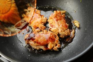 倒入刚才调好的照烧汁。