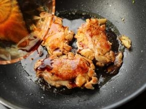 倒入刚才调好的照烧汁。