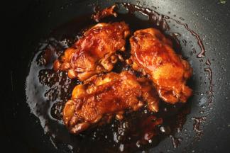 慢慢的汤汁会变粘稠，期间不定时翻面，使鸡肉全部裹上汤汁并入味。