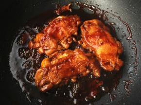 慢慢的汤汁会变粘稠，期间不定时翻面，使鸡肉全部裹上汤汁并入味。