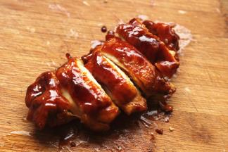 鸡腿切件，要用快刀，迅速切断。