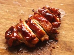 鸡腿切件，要用快刀，迅速切断。