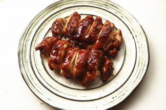 切好的鸡腿放入盘子里。