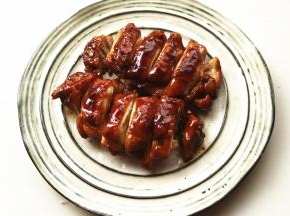 切好的鸡腿放入盘子里。