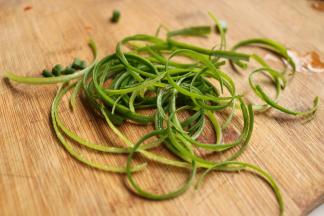 小葱一棵切成丝。