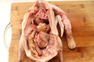 剖开鸭肚，鸭胗等都处理好了。