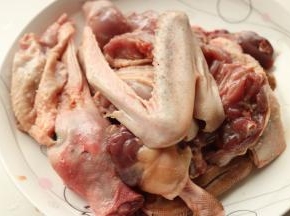 半只鸭子斩块。
