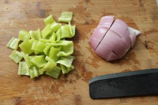 圆葱切块，青椒切块。