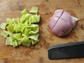 圆葱切块，青椒切块。