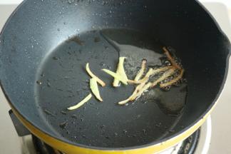 炒锅放油，下入姜丝爆香。