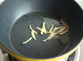 炒锅放油，下入姜丝爆香。