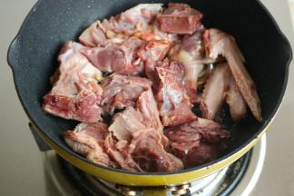 下入鸭块，鸭皮朝下，煎一会。