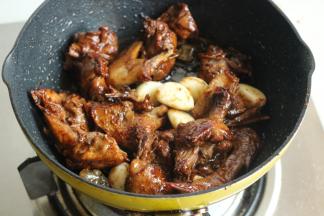 加入大蒜和冰糖。