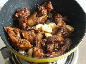 加入大蒜和冰糖。