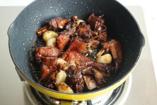 盖盖焖烧20分钟，火不要太大，避免糊底。