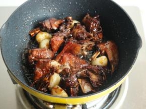 盖盖焖烧20分钟，火不要太大，避免糊底。