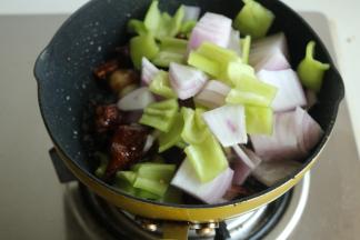 加入圆葱和青椒片。