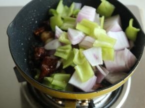 加入圆葱和青椒片。