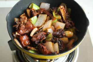 炒匀，翻炒约1分钟，加盐调味。