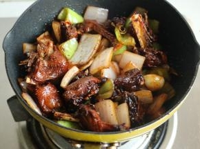 炒匀，翻炒约1分钟，加盐调味。