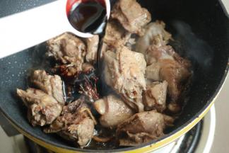 加入生抽、老抽。