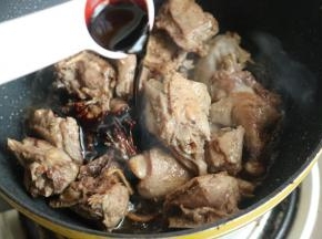 加入生抽、老抽。