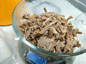 煮熟的瘦猪肉，撕成条状。