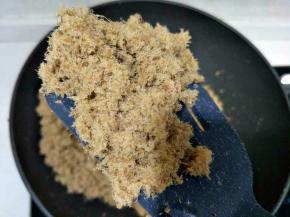 1.不粘锅倒入适量食用油，稍热倒入肉沫。
2.炒到略干，用铲子碾压肉松，会越来越蓬松。可加入芝麻，海苔，根据口味酌情添加。
3.金黄色即可出锅。