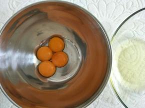 鸡蛋分到俩个无水无油的容器中。