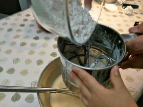 1.蛋黄加入牛奶，打匀。再加入玉米油。搅打到融合。
2.再筛入过筛的低粉。