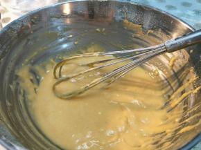 划z字拌到细腻的蛋黄糊，不可过度搅拌。