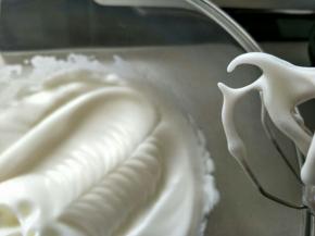 1.蛋白滴几滴柠檬汁，打到出现大泡泡，加入1/3的糖
2.打到密实的小泡，加入剩余的一半糖。
3.出现纹路，加入剩余的糖。
4.打到提起打蛋器出现小弯勾，即可。