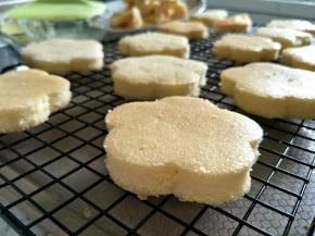 1.取1/3的蛋白到蛋黄糊中，翻拌加切拌的方式搅拌均匀
2.倒入蛋白盆，继续拌匀。
3.倒入垫了油纸的28*28金盘。表面用刮板抹平整。
4.放入170度预热好的烤箱。烤20分钟。
5.出炉晾温，用花朵造型的模具压出形状。