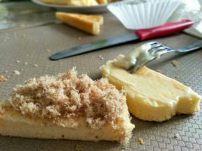 切开的话，可以做云朵造型。涂抹上沙拉酱，粘上肉松。