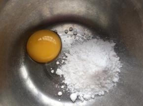 蛋黄去除蛋白，加入糖粉用手动打蛋器搅拌均匀。