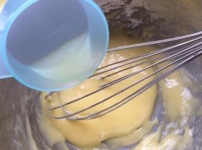 再加入少量的柠檬汁搅拌混合均匀。