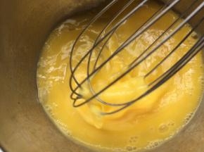 用手动打蛋器把鸡蛋打散搅拌至蛋清蛋黄混合均匀。