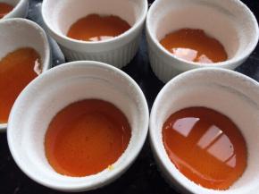 煮好的焦糖趁热倒入模具中。